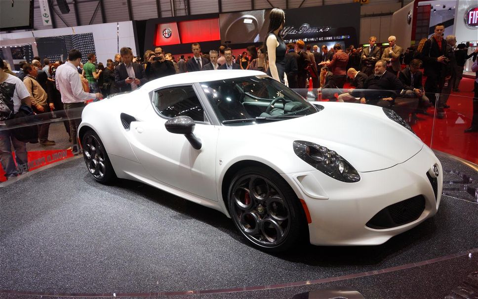 2014-Alfa-Romeo-4C-Front-Three-Quarter